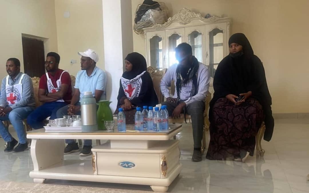GaraadMukhtaar's tweet photo. Maanta waxaan ku soo dhoweyney xarunta dhaqanka Isimada SSC ee Laascaanood wafting an oo ka socda Xafiiska ICRC ee Muqdishu iyo Gaalkacyo. Isimadu way soo dhoweeyeen ugana mahadiyeen kaalinta ay ka qaadanayaan gargaarka dadkeena ka soo barakacey xasuuqa Laascaanood. https://t.co/T2D7BQN0w9