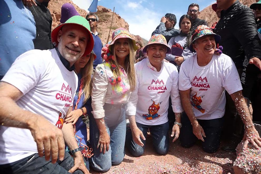 AliciaCastroAR's tweet photo. En Jujuy, disfrazados con pompones y diablitos para el Carnaval, @horaciorlarreta, el carcelero @GerardoMorales y el embajador Stanley @USAmbassadorARG burlando las costumbres y cultura de nuestros pueblos originarios. Vienen x nuestro litio. Seamos @soberanxs https://t.co/dcarPb8f47