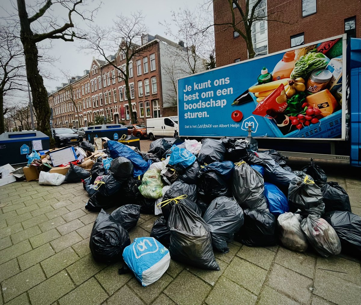 VincentMentzel's tweet photo. ‘Je kunt ons om een boodschap sturen’ #photo ©️VM2023 @albertheijn @rotterdam #staking #roteb https://t.co/scveubusiK