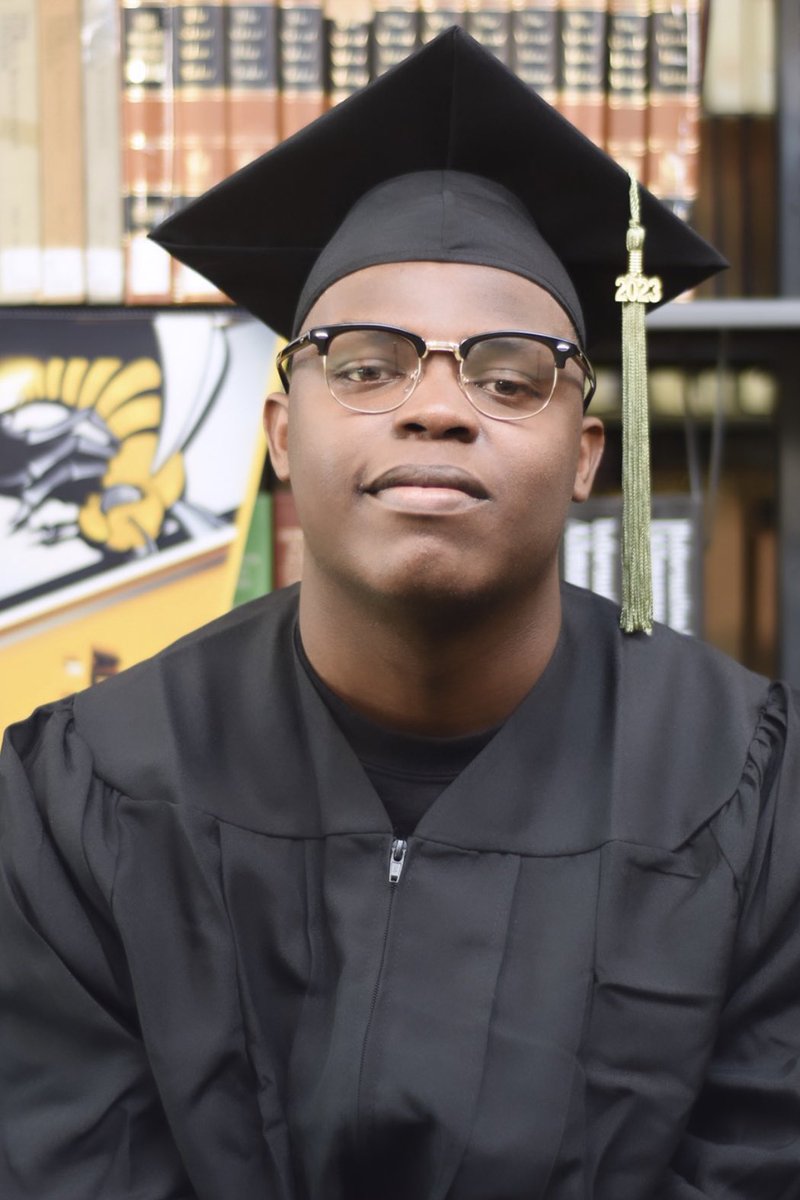 onlyone_drob's tweet photo. Nobody told me the road would be easy, I can’t believe I made it this far my whole life I been working so hard !
2 Months Out …
May 5th,2023 👨🏾🎓🐝
#GradHeadshots
#FirstGenerationCollegeGrad
#BAMASTATEGRAD Loading ⏳… https://t.co/MjGgSuHARe