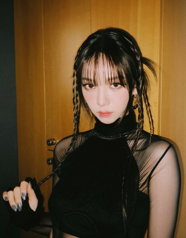 .✦' 𝐍ome: Emily Parker
.✦' 𝐏ronomes: Ela/Dela
.✦' 𝐒hape: Karina - Aespa
.✦' 𝐀no: 2°
.✦' 𝐒exualidade: Bissexual
.✦' 𝐈dade: 19
.✦' 𝐏arentesco: Homem aranha
