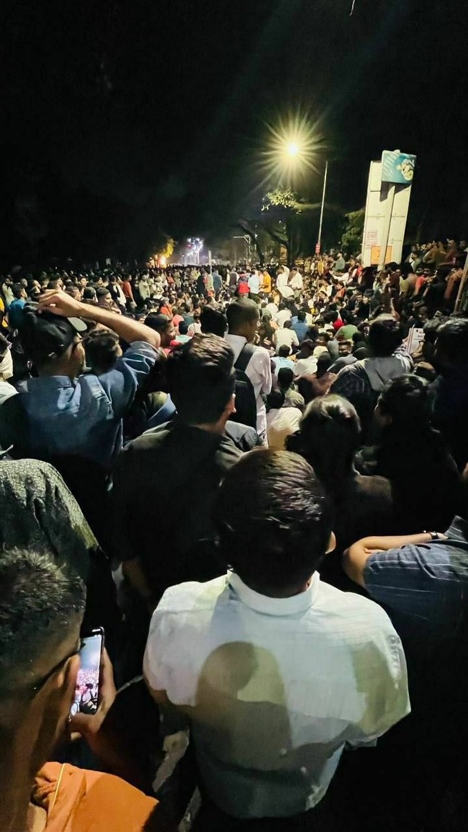 ipsagarjadhav's tweet photo. विद्यार्थांना असे आंदोलन करायला लावणे कोणाच्याही हिताचे नाही...सर्वपक्षीयांनी विनंती आहे की राजकारण न करता विद्यार्थ्यांना न्याय द्यावा... विद्यार्थी कोणालाही विसरणार नाहीत याची सर्वांना जाणीव असेलच... #descriptive2025
@CMOMaharashtra
@Dev_Fadnavis
@AjitPawarSpeaks https://t.co/m7IHINiXHe