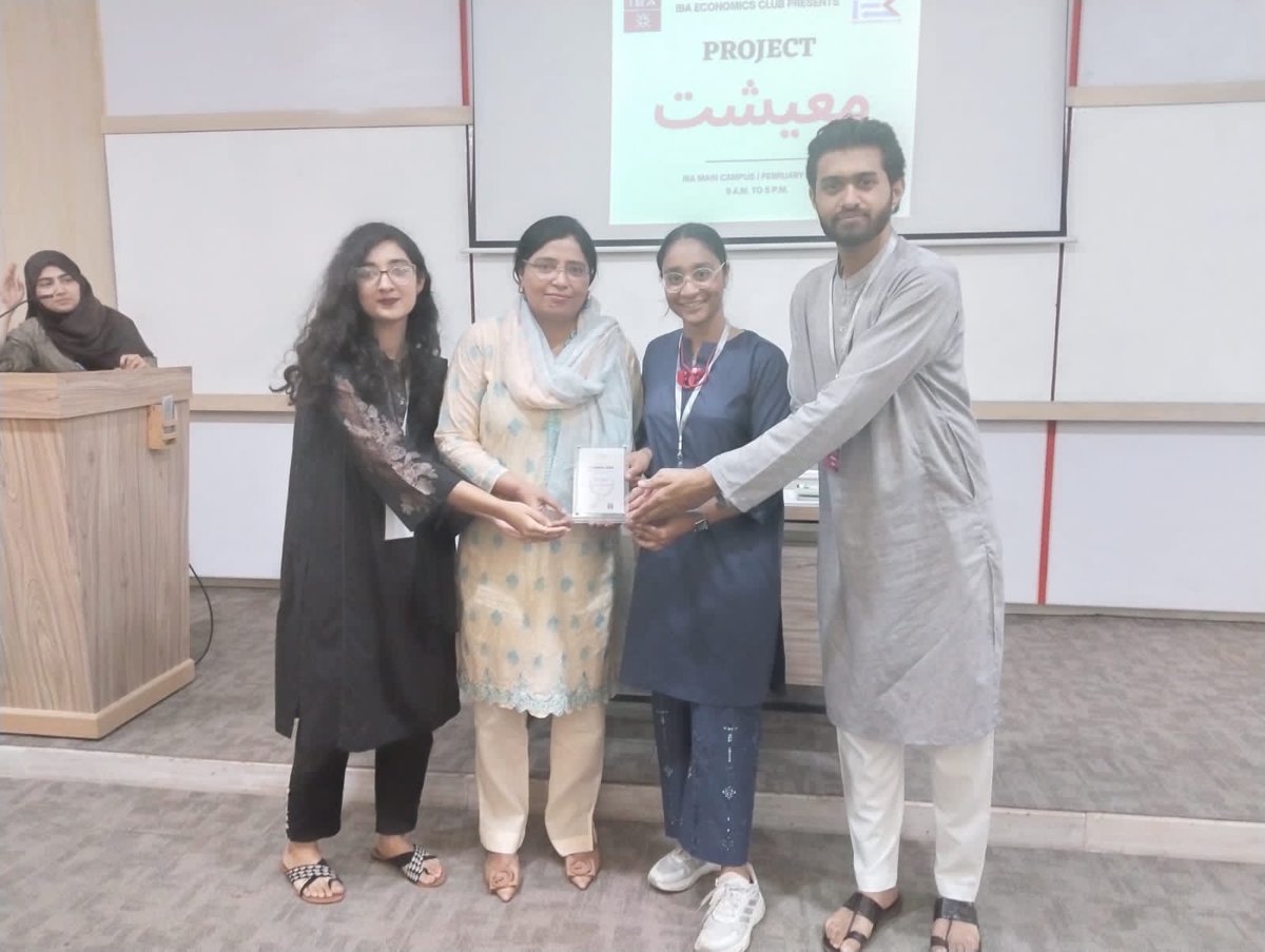 ClubIba's tweet photo. Our Judges for round 3 
@lubnanaz8 and dr. Moonis Ahmar. 
Thank you so much for taking out time and judging our final round. Your feedback to the teams was very insightful. https://t.co/r2xlDoYTPk
