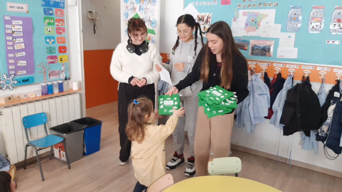 ColSantLluis's tweet photo. L’alumnat de #P3 i #1rPRI ja han rebut els seus embolcalls 🥪 sostenibles per posar el seu granet de sorra duent a terme propostes sostenibles. ♻️✨

Gràcies @ecoescolessostenibles

#ColSantLluís #Curs20222023 https://t.co/cgZ7RQ0tnX