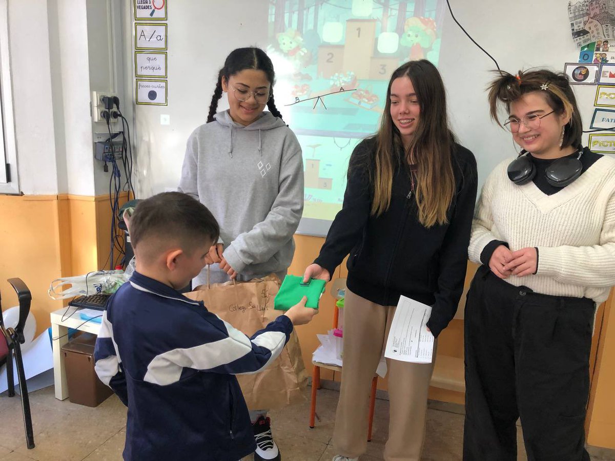 ColSantLluis's tweet photo. L’alumnat de #P3 i #1rPRI ja han rebut els seus embolcalls 🥪 sostenibles per posar el seu granet de sorra duent a terme propostes sostenibles. ♻️✨

Gràcies @ecoescolessostenibles

#ColSantLluís #Curs20222023 https://t.co/cgZ7RQ0tnX