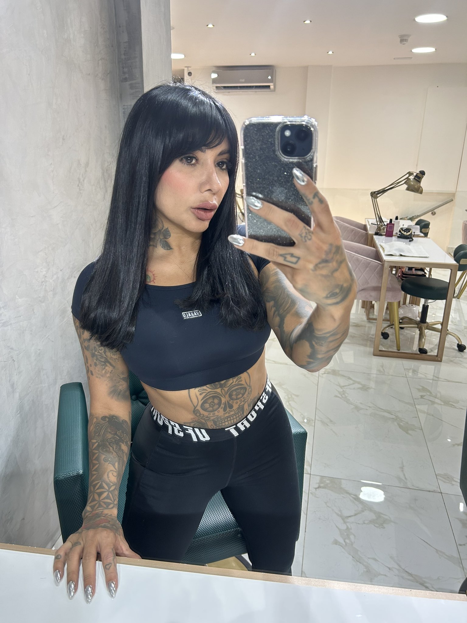 TW Pornstars - 3 pic. YeiLove. Twitter. Este nuevo look me hace sentir JODIDAMENTE SEXY, bueno