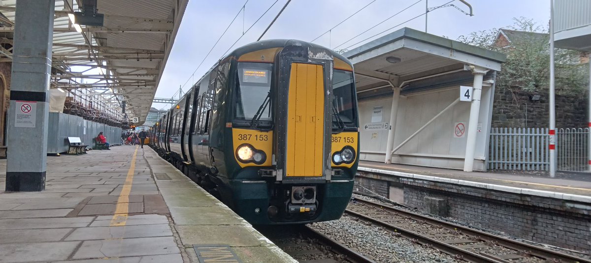 NotYOLOSmh's tweet image. 387153 with another 387 at Newport yesterday morning 

#Class387 @GWRHelp