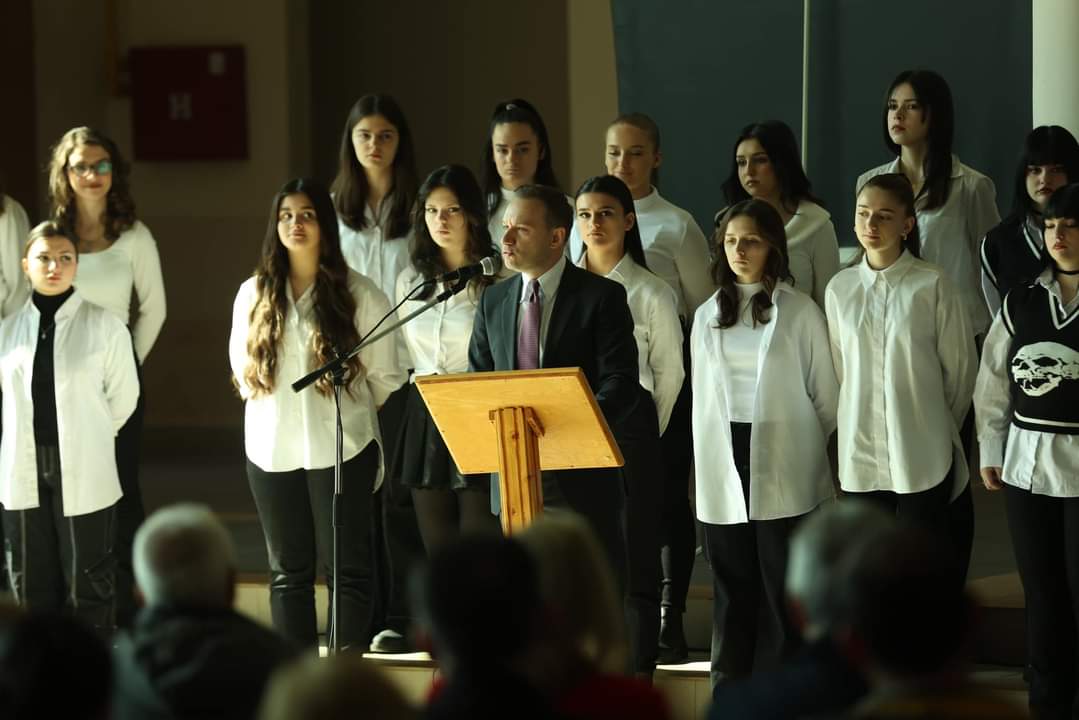 albanzogaj's tweet photo. Gjithmonë kënaqësi të jem afër nxënësve, ata janë e ardhmja e vendit tonë!
Me 16 Shkurt, mora pjesë në ceremoninë e festimit të ditës së Gjimnazit 'Eqrem Çabej'. Nxënësit na ofruan një program të pasur e shumë të bukur. I falënderoj shumë.
#Prishtina #Kryeqyteti #Arsimi https://t.co/aTqvhCczFr