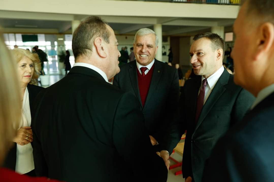 albanzogaj's tweet photo. Gjithmonë kënaqësi të jem afër nxënësve, ata janë e ardhmja e vendit tonë!
Me 16 Shkurt, mora pjesë në ceremoninë e festimit të ditës së Gjimnazit 'Eqrem Çabej'. Nxënësit na ofruan një program të pasur e shumë të bukur. I falënderoj shumë.
#Prishtina #Kryeqyteti #Arsimi https://t.co/aTqvhCczFr