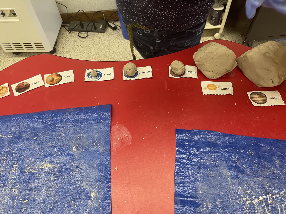 panorfle's tweet photo. ⁦@vblms⁩ ⁦@FlinnNancye⁩ ⁦@TechTeachVB⁩ ⁦@sd_teaching⁩ ⁦@BotondMber⁩⁦@Taritzel11⁩ Making models of the planets using fractional parts with clay. #vbits https://t.co/96xNI1ed32