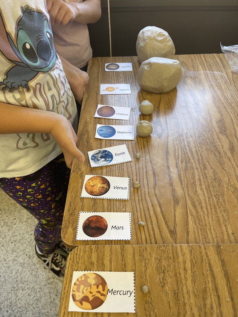 panorfle's tweet photo. ⁦@vblms⁩ ⁦@FlinnNancye⁩ ⁦@TechTeachVB⁩ ⁦@sd_teaching⁩ ⁦@BotondMber⁩⁦@Taritzel11⁩ Making models of the planets using fractional parts with clay. #vbits https://t.co/96xNI1ed32