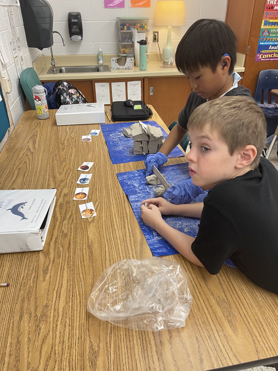 panorfle's tweet photo. ⁦@vblms⁩ ⁦@FlinnNancye⁩ ⁦@TechTeachVB⁩ ⁦@sd_teaching⁩ ⁦@BotondMber⁩⁦@Taritzel11⁩ Making models of the planets using fractional parts with clay. #vbits https://t.co/96xNI1ed32