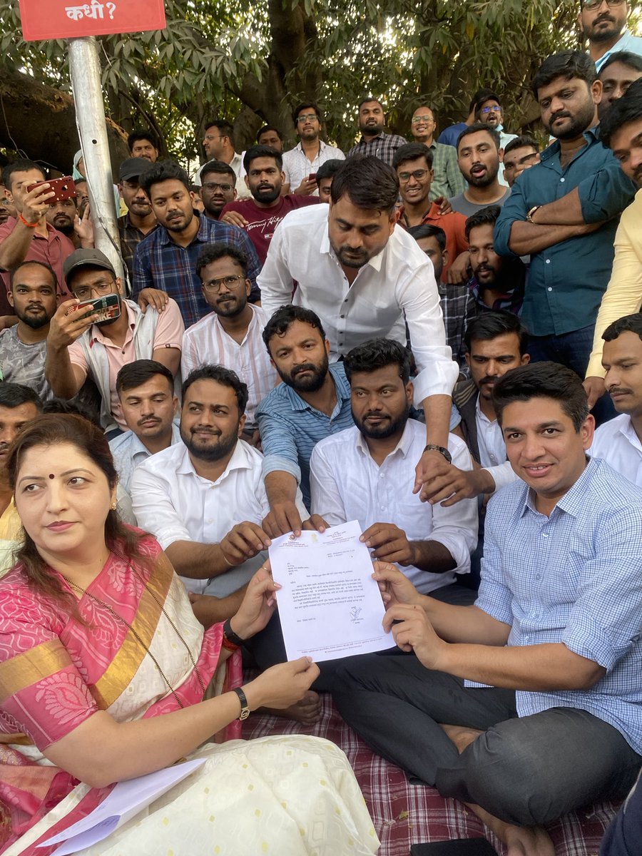 राज्य महिला आयोगाच्या अध्यक्षा मा. रूपालिताई चाकणकर यांनी आंदोलन स्थळी भेट दिली. विद्यार्थ्यांच्या मागण्या रास्त आहेत आणि सरकार नी लवकरात लवकर विद्यार्थांना न्याय द्यावा अशी भूमिका त्यांनी घेतली. <a href="/ChakankarSpeaks/">Rupali Chakankar</a> 
#Day2
#MPSC_आंदोलन 
#Descriptive_2025 #MPSC_Protest