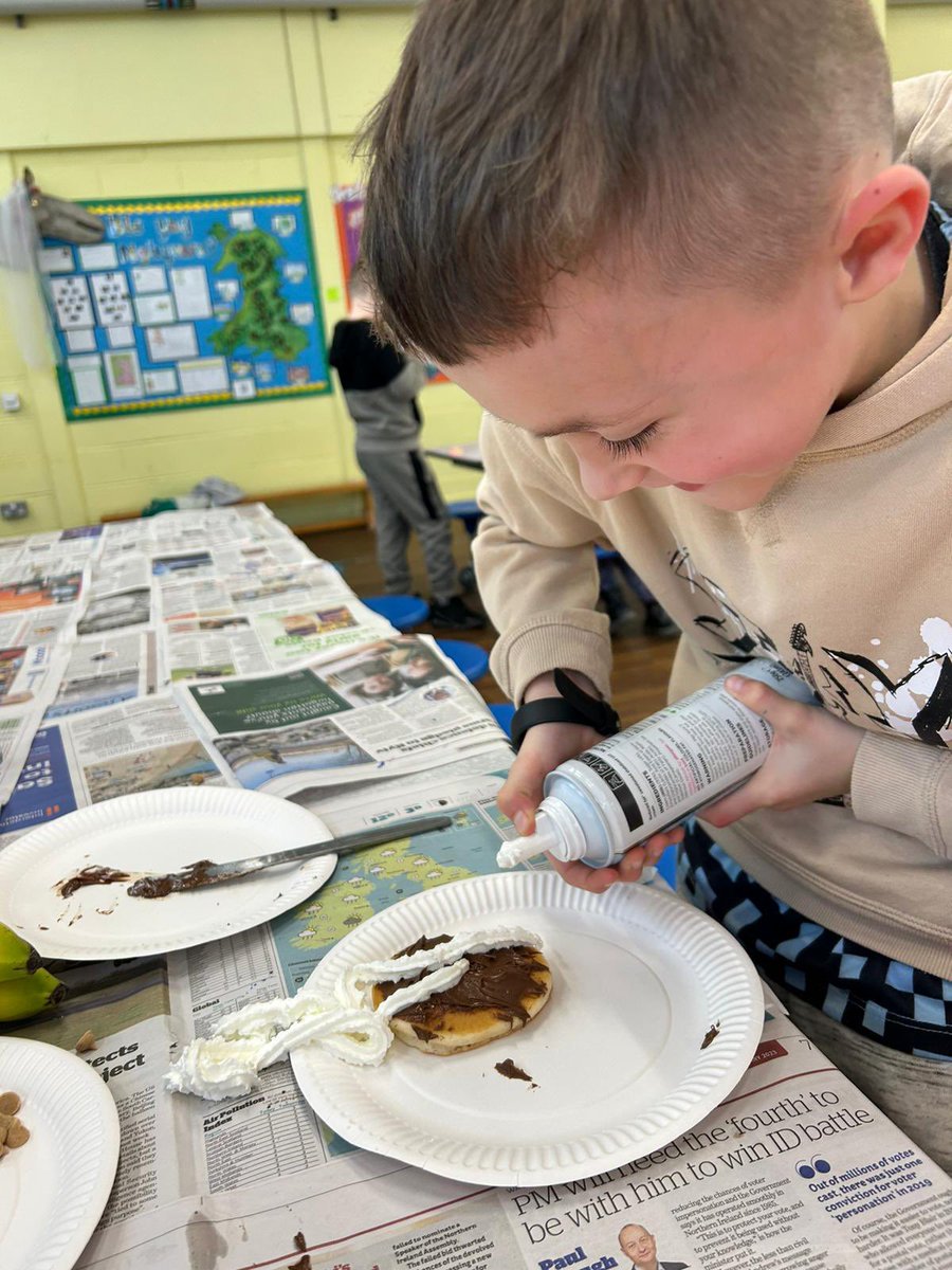 MIBroMorgannwg's tweet photo. Llawer o hwyl a sbri yn Bwrlwm @gwaunynant heddiw gyda Nia yn cynnal gweithdy bunting, gwisgo lan a dathlu dydd crempog! Lots of fun &amp; games at Ysgol Gwaun y Nant in Barry….pancakes, bunting &amp; planting sunflowers! 🌻 @Ygbm_pontio @VALEFIS https://t.co/YEv3NkIo9e
