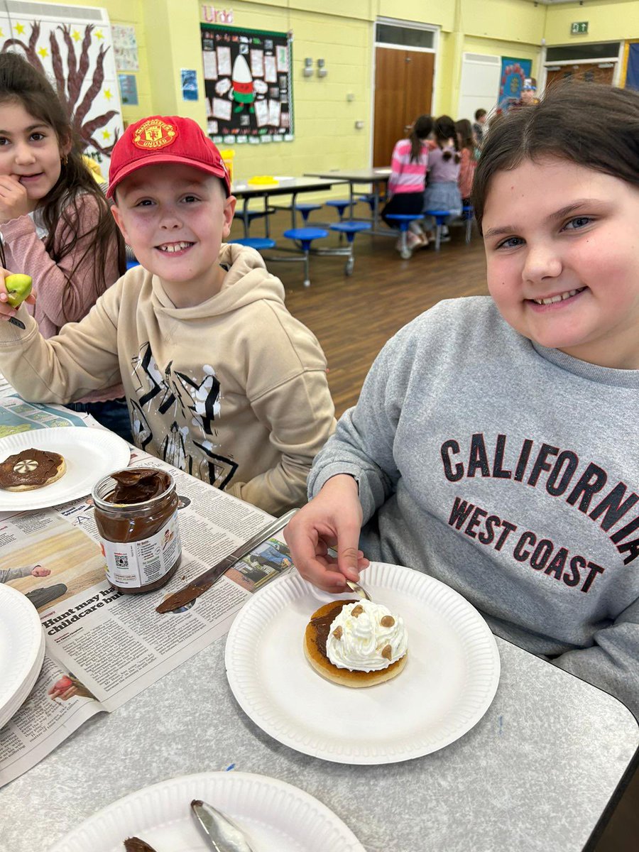 MIBroMorgannwg's tweet photo. Llawer o hwyl a sbri yn Bwrlwm @gwaunynant heddiw gyda Nia yn cynnal gweithdy bunting, gwisgo lan a dathlu dydd crempog! Lots of fun &amp; games at Ysgol Gwaun y Nant in Barry….pancakes, bunting &amp; planting sunflowers! 🌻 @Ygbm_pontio @VALEFIS https://t.co/YEv3NkIo9e