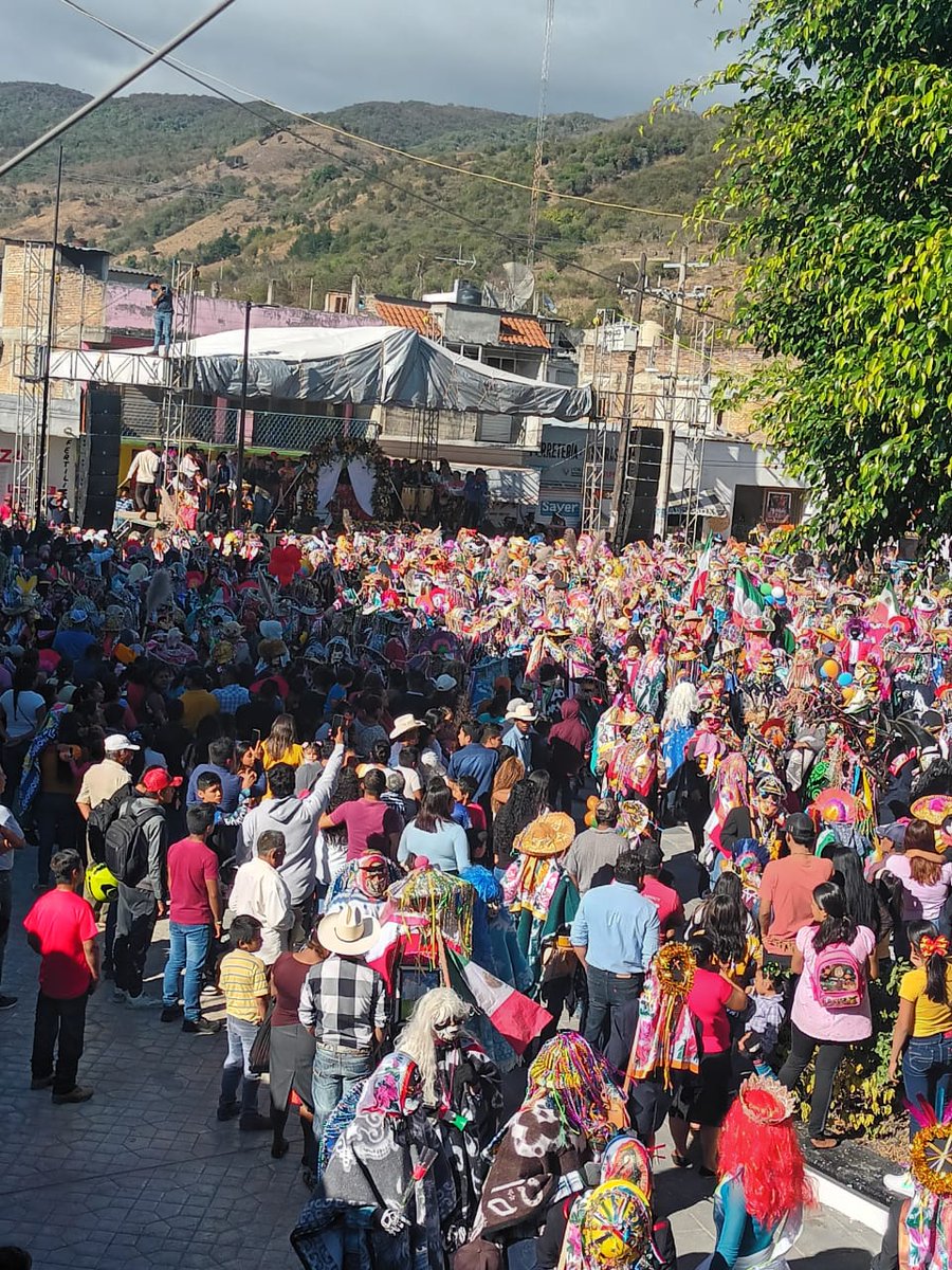 ivan_padilla_A's tweet photo. @lopezdoriga Comparto imágenes del carnaval de Las Rosas (Pinola) https://t.co/EeOnxKmpon