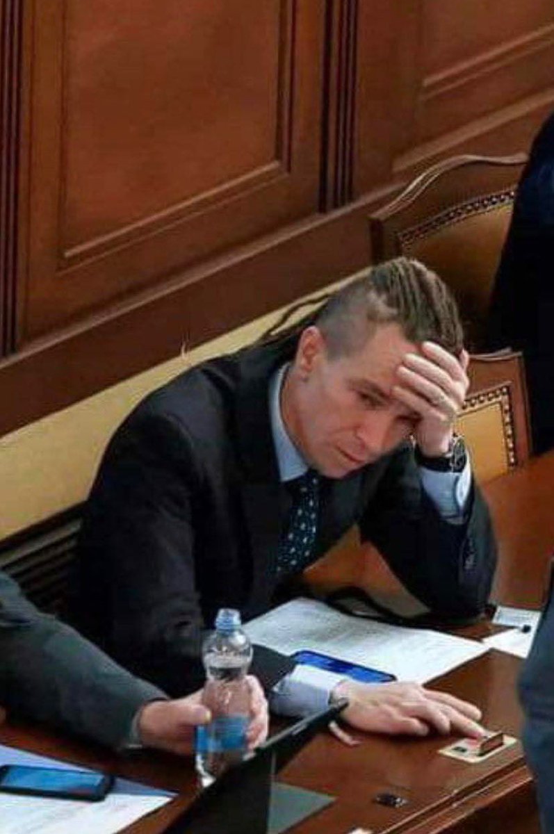LukKubala1's tweet photo. @Anon_WLSC Mfw 3 meeting v kanclu, který mohl byt klidně email https://t.co/9yn9phL73C