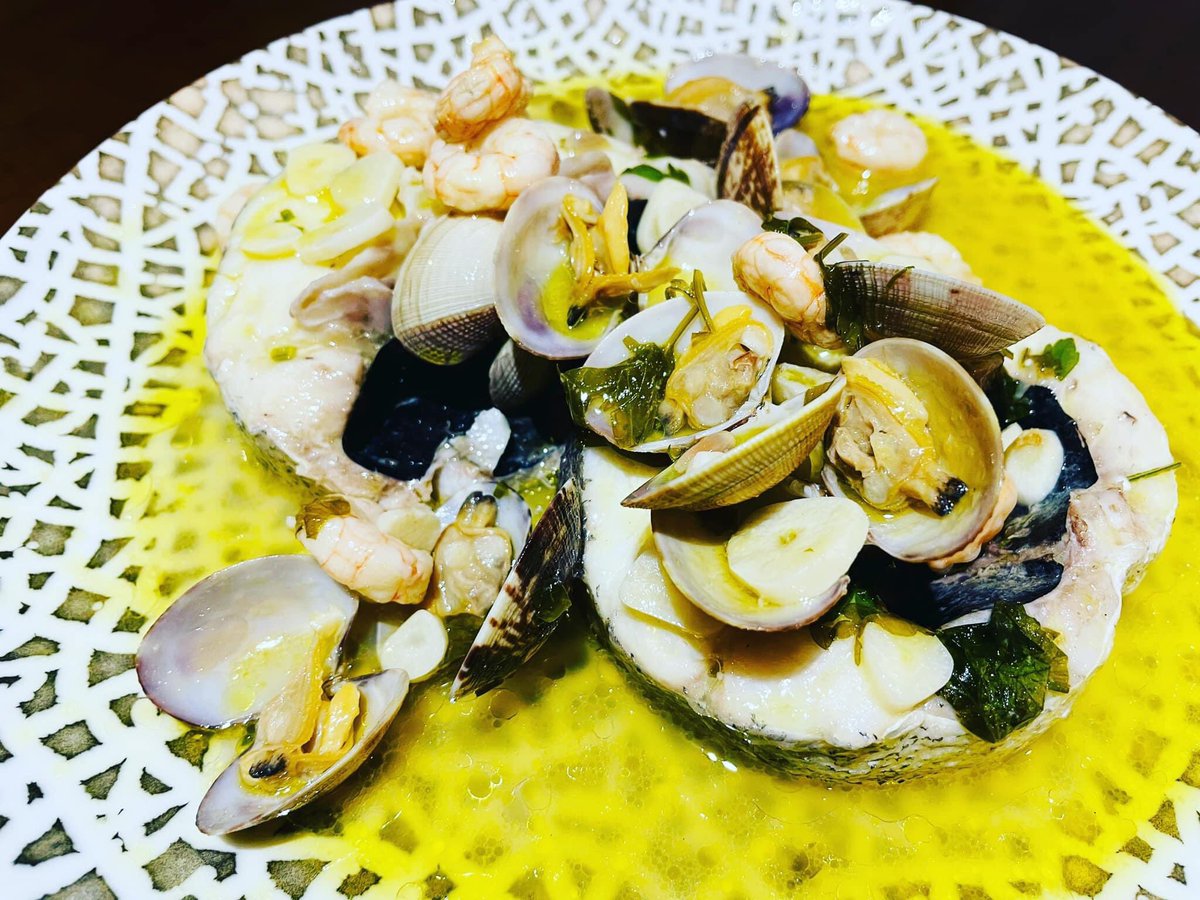 7monjas's tweet photo. 🔴| Exquisita Merluza de Pincho al Chardonnay, con Almejas Gallegas y Gamba Blanca de Huelva. Mejor, ampliar la imagen. Casi se puede saborear. #7Monjas #granadaturismo #geoparquedegranada #Baza . ☎️ 695163375. 👇🏼👇🏼👇🏼 https://t.co/vtfuedQ1sj