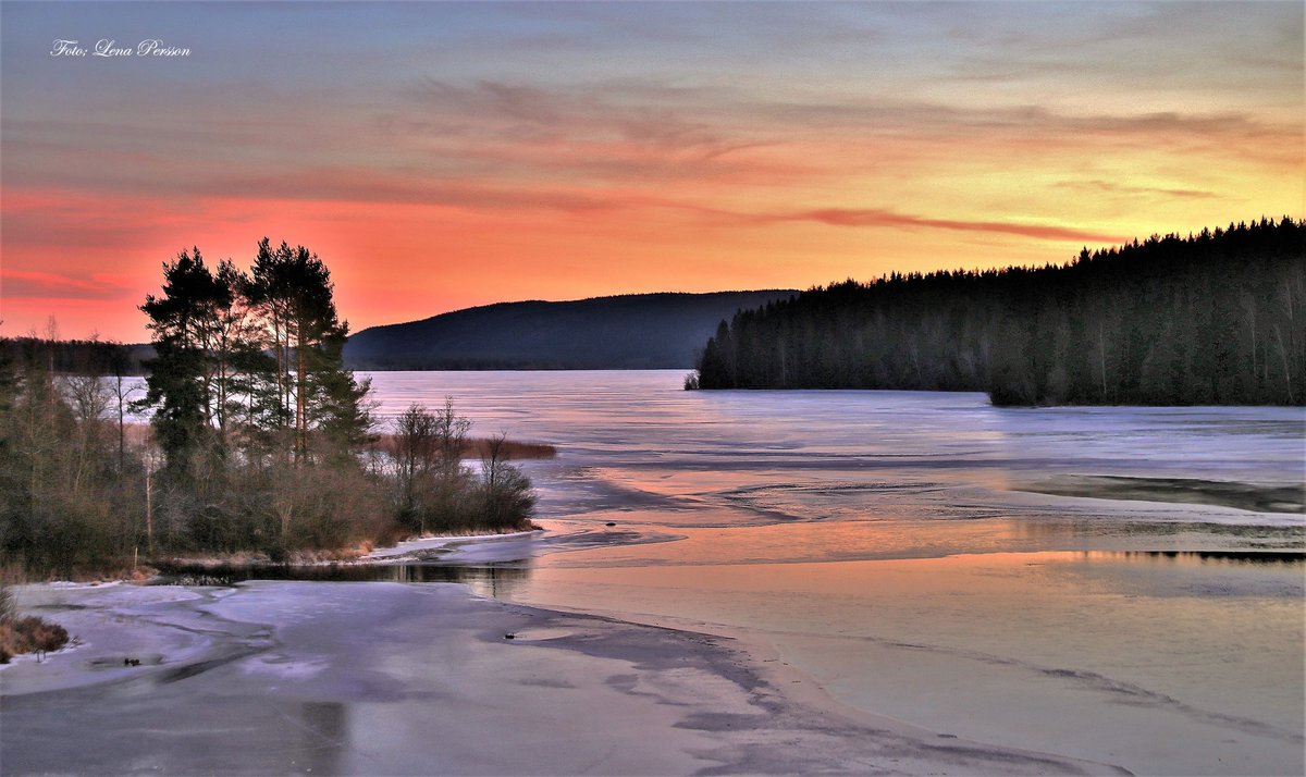listitsweden's tweet photo. Dagens Sverigebild – Kväll vid Grässjön..ännu öppet vatten vid Hyttälvens utlopp
https://t.co/fxcvg7ql2T
© Foto;  Lena Persson https://t.co/QDSfnx6XL0