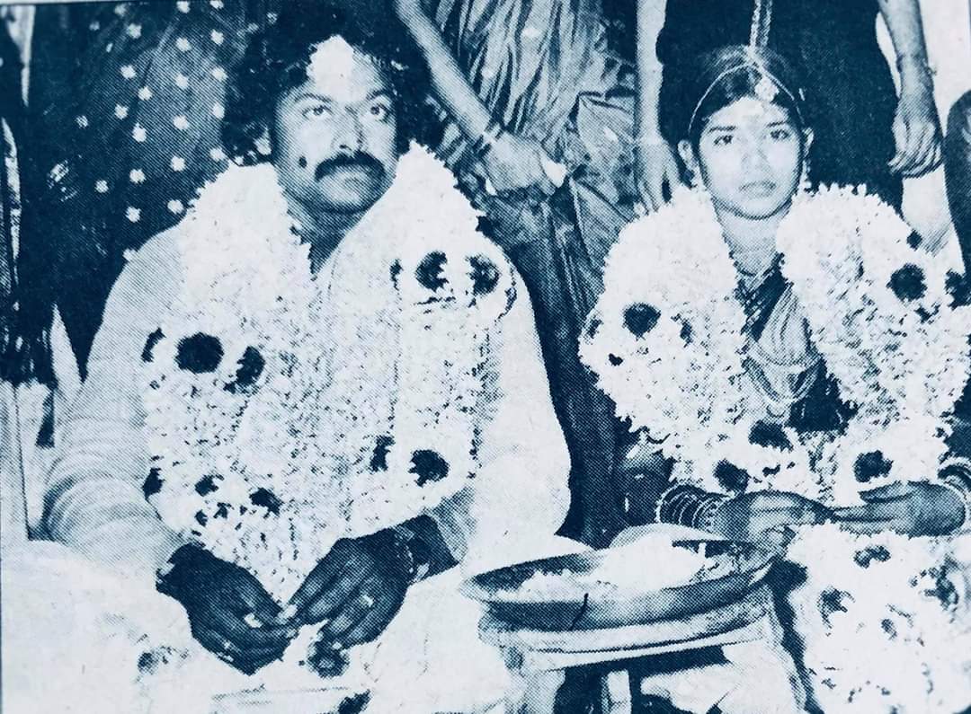 tr7801's tweet photo. 🌹 *వివాహ వార్షికోత్సవ శుభాకాంక్షలు* 💐 *మెగాస్టార్ మరియు  శ్రీమతి సురేఖ గారికి* ♥️ *1980 ఫిబ్రవరి 20వ తేదీ ఉదయం 10 గంటల 55 నిముషాలకు* *చెన్నై* ( _అప్పటి మద్రాసు)లోని_ శ్రీ *రాజరాజేశ్వరి కళ్యాణమండపంలో* *చిరంజీవి, సురేఖ గార్ల వివాహం* 🤝 _జరిగింది 

 *పెళ్లిరోజు శుభాకాంక్షలు* ... https://t.co/jLVeyDWUUD