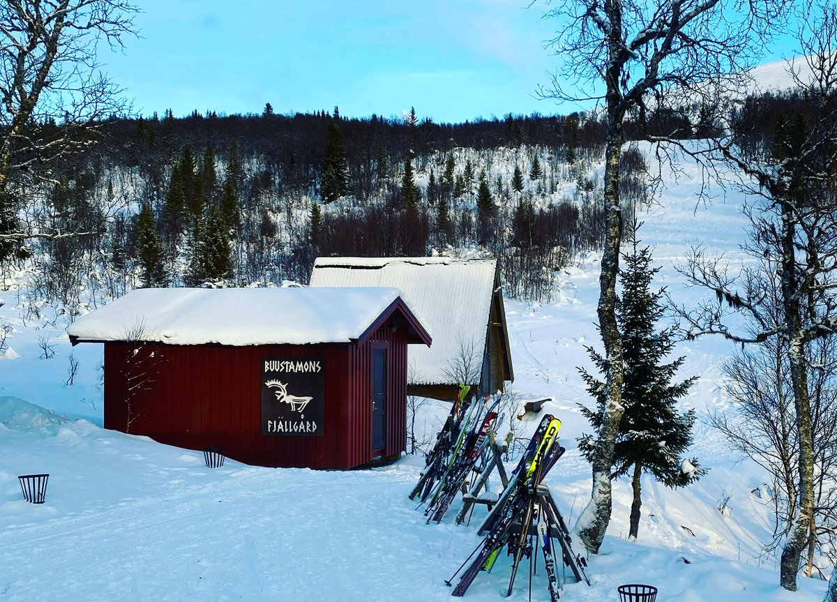 listitsweden's tweet photo. Buustamons Fjällgård, ett av de 10 bästa Fjällhotellen i Sverige!
https://t.co/vGBcvGJ5Y3

Buustamons Fjällgård har blivit utsett till ett av de 10 bästa fjällhotellen i Sverige, ett fjällhotell som definitivt sätter guldkant på weekendresan och som är medlem i Petit Hotel. https://t.co/qB4cabEX5Q