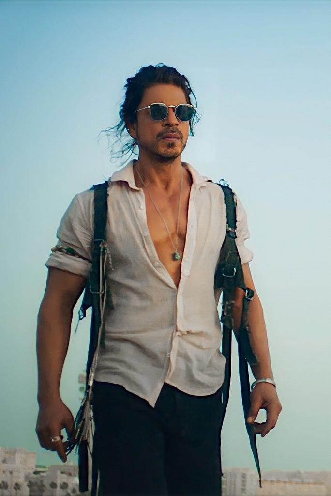IMSRKFC's tweet photo. Mr handsome 💓 @iamsrk 

#Pathaan1000crWorldWide #PathaanMovie #PathaanCollection #PathaanDay #pathaanreview #Pathan #ShahRukhKhan𓀠 #SRK #TrendingNow #Trending #TwitFi #Twitter #twitchgirls #news #Bollywood #PancakeDay https://t.co/AoIyALX1j9