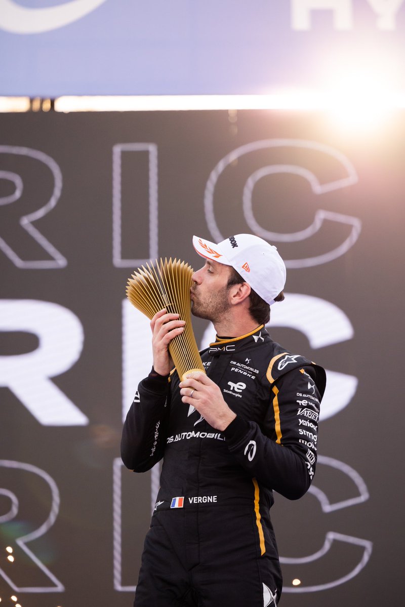 DSAlcala's tweet image. ¡Primer triunfo de la temporada! 🏆 Gracias @JeanEricVergne por la victoria del E-Prix de Hyderabad. Felicidades a todo el equipo de @ds_penske_fe   
📸 @dppiimages  

 #DSPENSKE #DSPERFORMANCE #hyderabadeprix #abbformulae #DS4 #DS3 #DS7 #ds7crossback #ds3crossback #DS9