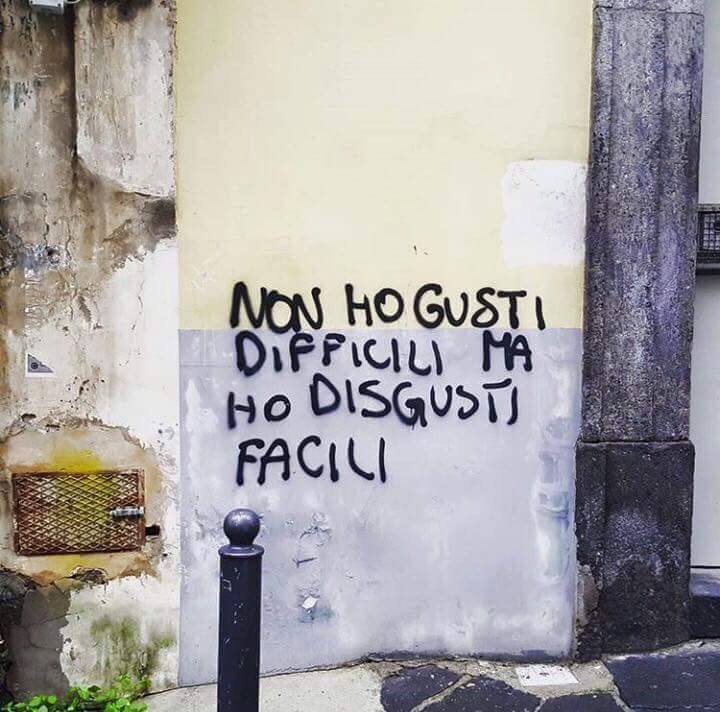 Frullo's tweet photo. L'autore sarà stato quel simpaticone che mette 1 o 2 stelle a tutte le sue recensioni! https://t.co/MaBJy4LioI