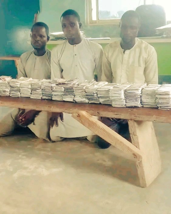 Yahaya_IV's tweet photo. Three individuals have been apprehended in Kebbi State for possessing counterfeit 17 million Naira notes, potentially for vote buying purposes. https://t.co/NS5AEFd0mV