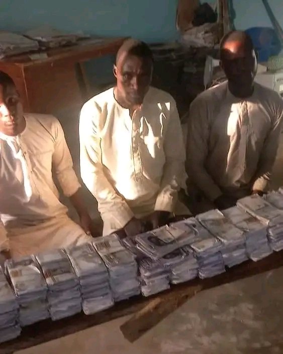 Yahaya_IV's tweet photo. Three individuals have been apprehended in Kebbi State for possessing counterfeit 17 million Naira notes, potentially for vote buying purposes. https://t.co/NS5AEFd0mV