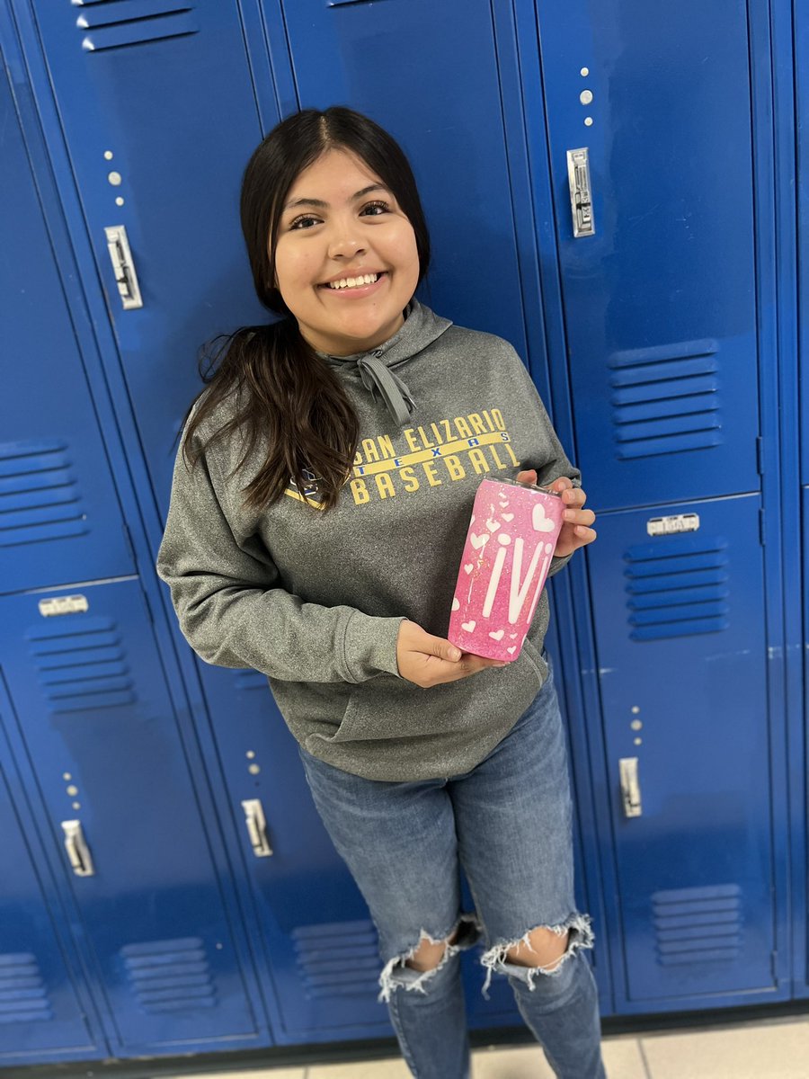 meliley1130's tweet photo. The Crafting Eagles at work! Join us Mondays after school in room 402. Contact Mrs. Leyva for more info. #crafts #sehs https://t.co/iTq7Ojz5Qm