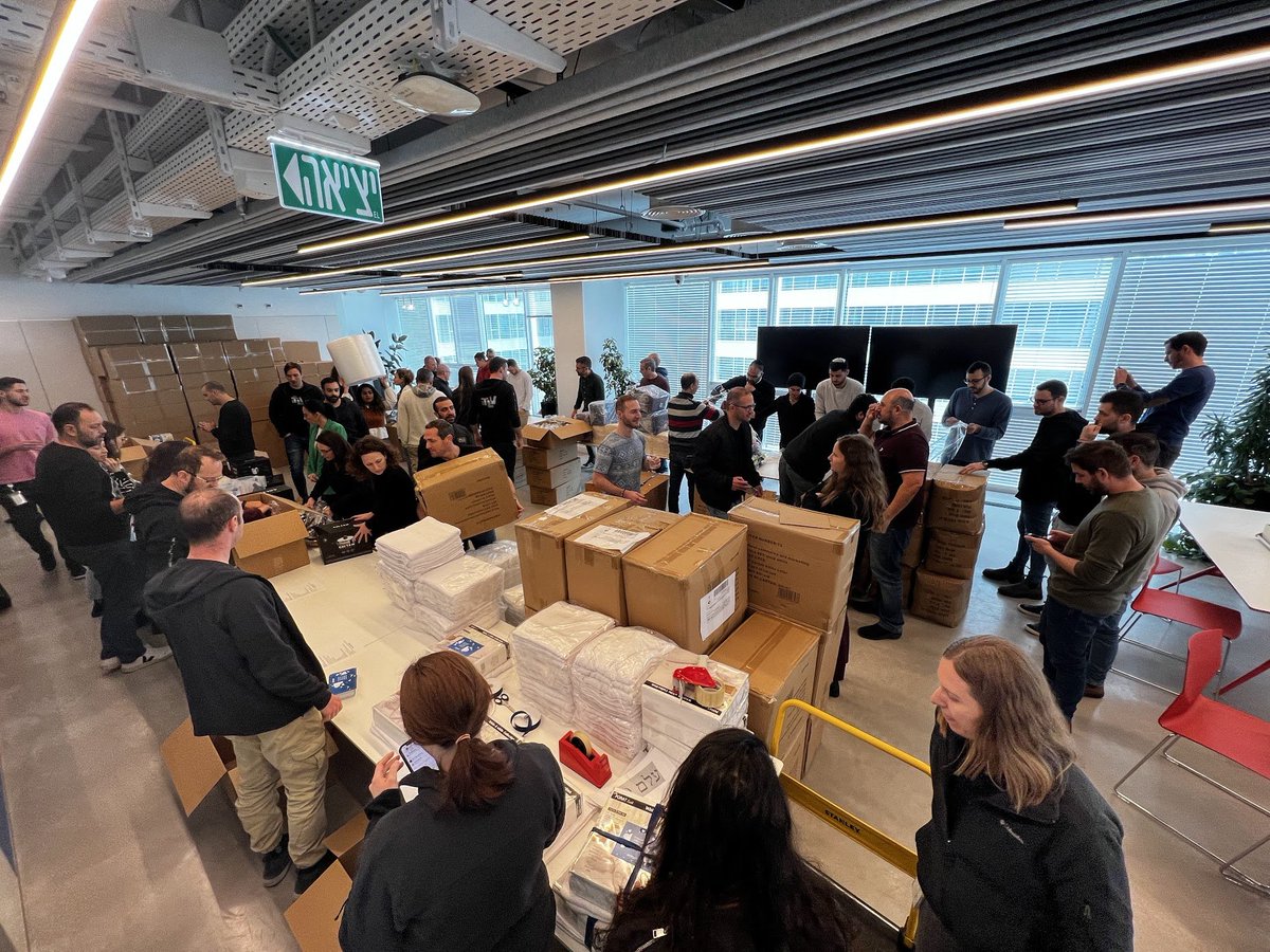 sasan_goodarzi's tweet image. Last week, we purchased $1M worth of items from small businesses and donated them to local non-profits. 10K employees from 17 @Intuit sites around the world supported our first #SmallBizBigImpact Day. A win-win for all involved and just another way we’re powering prosperity.