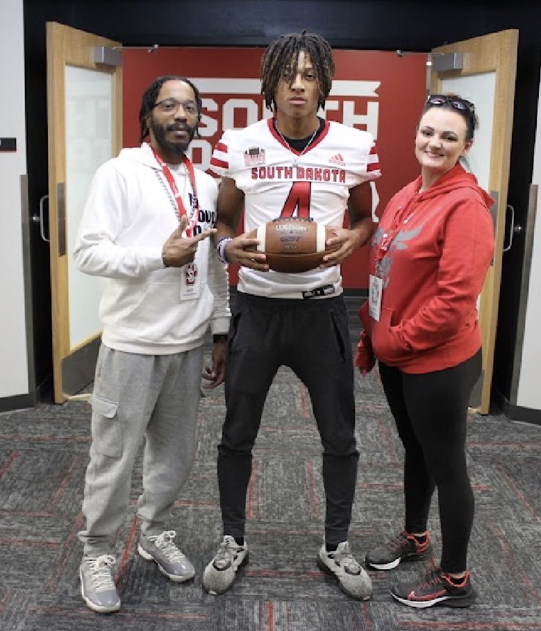 DavieianW's tweet image. Thanks to @SDCoyotesFB for a awesome visit, hope to be back soon! #goyotes @CoachBrown_DL @CoachBagnell @CoachTaylorDB @CoachVanAsperen @AllenTrieu @PrepRedzoneNE @MidwestFootbal1