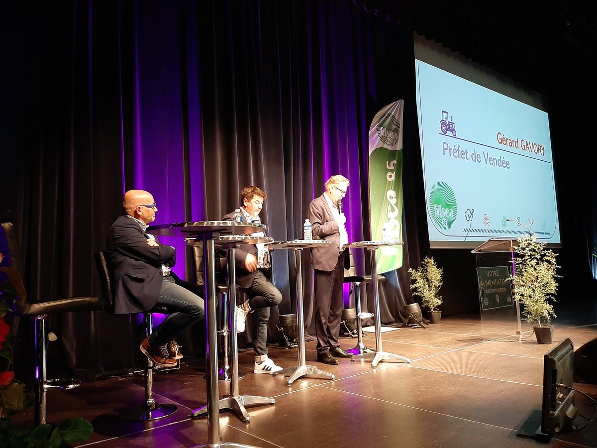Le <a href="/PrefetVendee/">Préfet de la Vendée 🇫🇷</a> Gérard Gavory conclu le congrès de la #FDSEA85. "Je félicite la solidarité agricole vendéenne autour de la crise avicole. Je condamne les actes de détérioration sur les réserves de substitution. Je remercie particulièrement Joël Limouzin de son engagement."