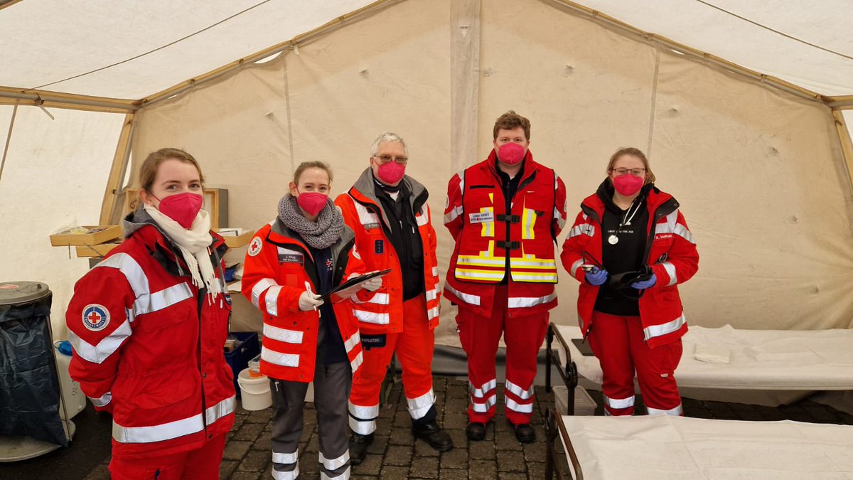 WaWaUtting's tweet photo. Endlich wieder #Karneval! Mit elf Helferinnen und Helfern unterstützten wir die Kameraden vom #DRK Bornheim. https://t.co/iPxJwgnJsJ https://t.co/J5aTeNmLV3