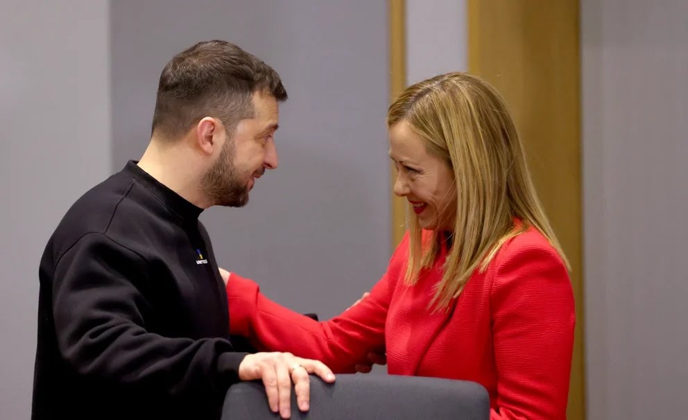 Dicen que Rusia apoya, financia e incluso dirige la extrema derecha eropea, cuando quién lo hace es EEUU y OTAN. La primera ministra de Italia, la fascista Giorgia Meloni, ha llegado hoy a Ucrania para reunirse con Zelensky tras la visita de ayer de Biden y la directora del FMI