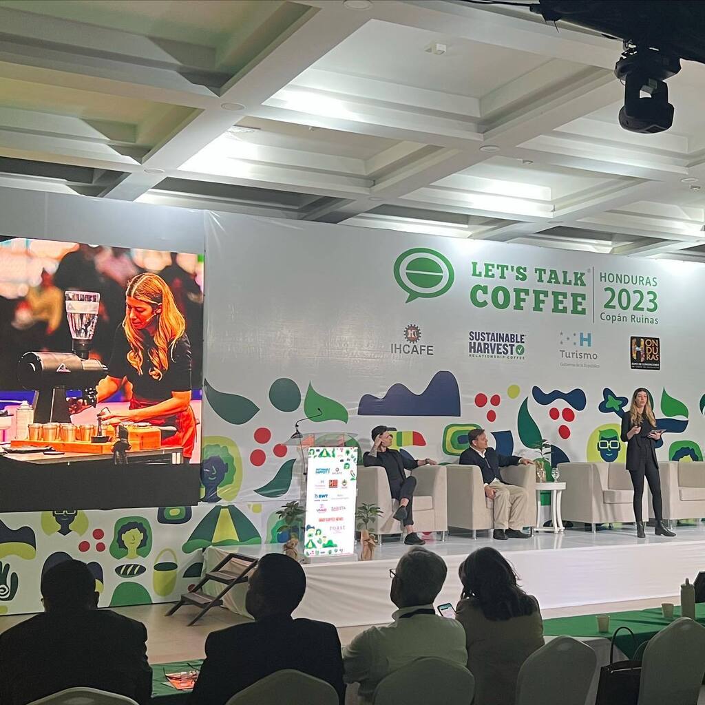 BARISTAMAGAZINE's tweet image. Andrea + Jon Allen are delivering a fascinating keynote speech about how Onyx Coffee Lab was born and developed into one of the most exciting coffee companies in the world.

Follow @letstalkcoffee this week! 

#letstalkcoffee #onyxcoffeelab #origineducat… instagr.am/p/Co7mpiHLXA2/