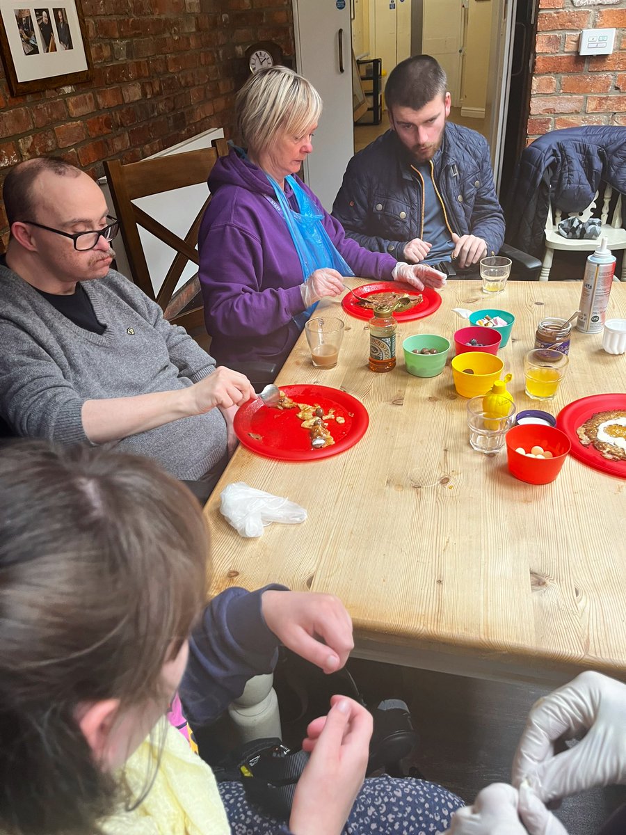 ElmTreeCourt1's tweet photo. SAME DIFFERENCE -  This afternoon our friends from @SameDifferenc17 came to see us, it was so good to meet up once again after such a long time. We all decorated some pancakes and enjoyed eating them #hicaactivities https://t.co/WjSCtPsa7K