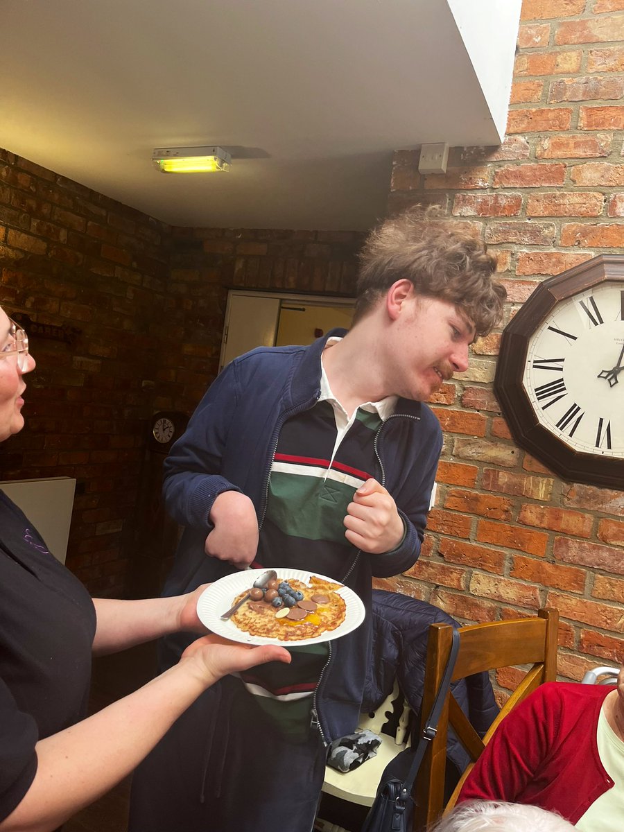 ElmTreeCourt1's tweet photo. SAME DIFFERENCE -  This afternoon our friends from @SameDifferenc17 came to see us, it was so good to meet up once again after such a long time. We all decorated some pancakes and enjoyed eating them #hicaactivities https://t.co/WjSCtPsa7K