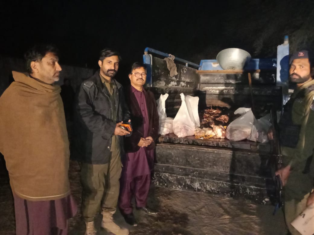 ڈپٹی کمشنر ڈاکٹر محمد ذیشان حنیف کی ہدائیت پر محکمہ لائیو سٹاک کی کاروائی. محکمہ لائیو سٹاک نےمردہ مرغیوں کے گوشت سے لدی دو گاڑیاں تحویل میں لے کر گوشت تلف کر دیا اور 7 ملزمان کے خلاف 2 ایف آئی آر درج کروا دیں گاڑیوں میں 500 کلو مردہ گوشت موجود تھا @CS_Punjab @commissionerswl