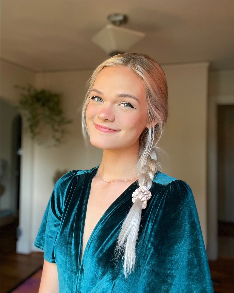 annellestaal's tweet photo. shoutout to the person who said “remember when Annelle was attractive, what happened?” on stream the other day 

if me being myself isn’t cute to you then byeeeeee :) 🏳️‍⚧️ https://t.co/kA4Y792PiN