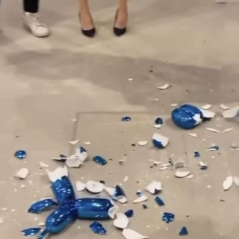 🚨VEJA: Escultura Balloon Dog de Jeff Koons foi acidentalmente quebrada em mil pedaços por um visitante. A obra de arte valia US$42.000.