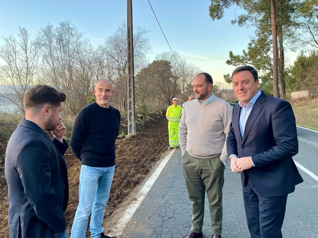Bernardo_FerPi's tweet photo. Onte supervisei xunto co presidente da @Depucoruna, @ValentinFormoso  o inicio das obras que conectará os núcleos de #Ventosa, #Vizus, #OPortiño e #Centroña no concello @dePontedeume 

Garantiremos a garantindo a seguridade dos peóns cun investimento de máis de 1m€ en 4 meses. https://t.co/lrqxaIzuj7