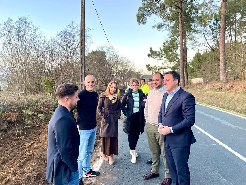 Bernardo_FerPi's tweet photo. Onte supervisei xunto co presidente da @Depucoruna, @ValentinFormoso  o inicio das obras que conectará os núcleos de #Ventosa, #Vizus, #OPortiño e #Centroña no concello @dePontedeume 

Garantiremos a garantindo a seguridade dos peóns cun investimento de máis de 1m€ en 4 meses. https://t.co/lrqxaIzuj7