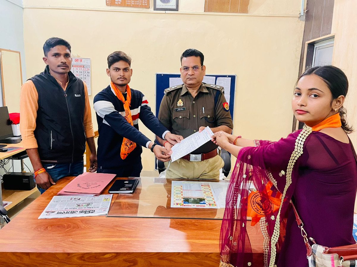 GahoiAkshay's tweet photo. अखिल भारतीय विद्यार्थी परिषद हमीरपुर के द्वारा पुलिस अधीक्षक को बोर्ड एग्जाम देरहे छात्रों का मानसिक उत्पीड़न करने के संबंध में ज्ञापन दिया गया @Uppolice @dgpup @rangechitrakoot @UPGovt @UPPolNRI @dmhamirpurup @SaharaSamayUP @News18UP  @abvphamirpur_  @NirbhayPratap_ @ABVPVoice https://t.co/cvDApcz6LW