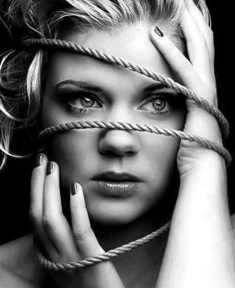 و إنك لا تخفي مشاااعرك سوى لأنك حين أظهرتهاا يوماًاا
          ...........ندِمت...🖤