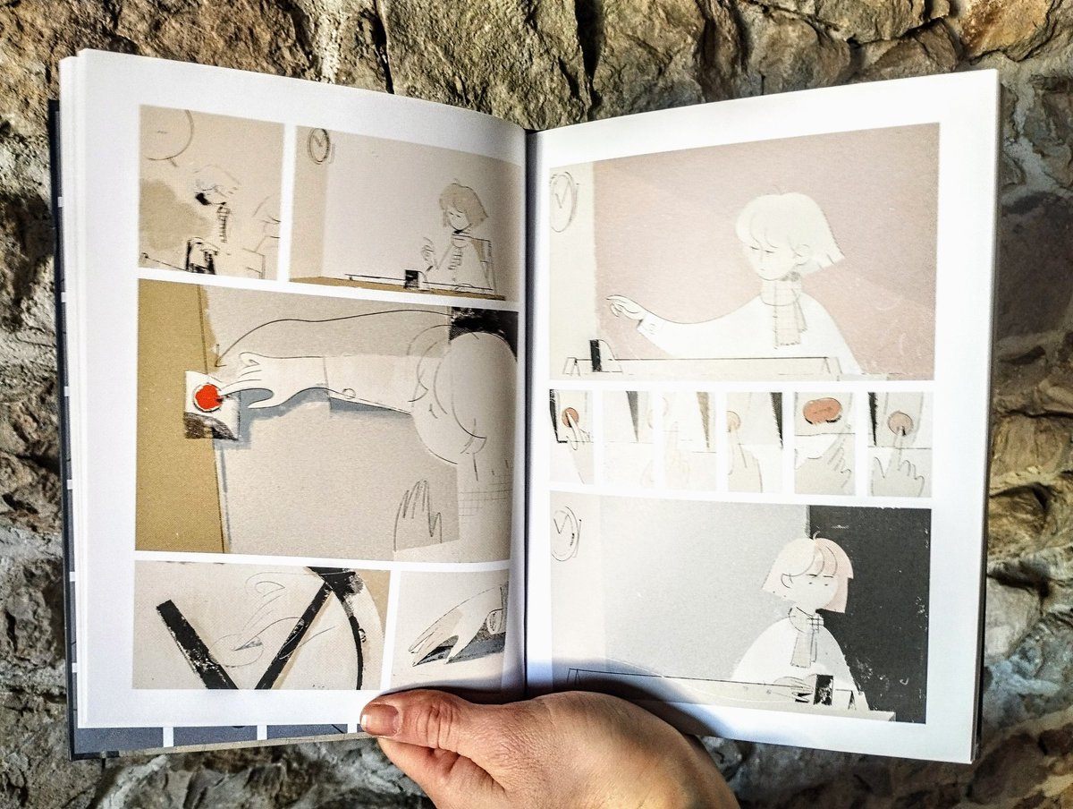 RemiNoTsundoku's tweet photo. Poète de l'instant maniant le drame & l'anecdotique l'instant de tranches de vie vaporeuses, l'auteur sublime l'épure & la mélancolie avec une précieuse attention au détail. On pense aux BD de Fumiko Takano, Shizuka Nakano & d'Aoi Ikebe.
Tous les vivants
Roman Muradov
#LectureBD https://t.co/UBW5WeAMTO