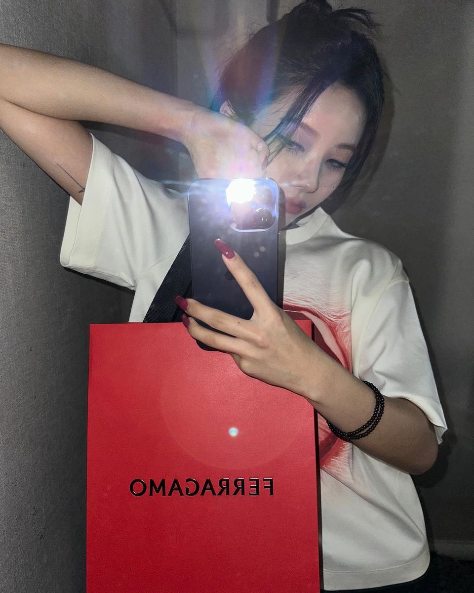 Soyeon_mm's tweet photo. [230221] tiny pretty insta update + story

❤️🤭
@/ferragamo #ferragamo #ferragamoFW23

#jeonsoyeon #tinyprettyj #soyeon #소연 #전소연 #GIDLE #여자아이들 https://t.co/5dn8uRgUq7