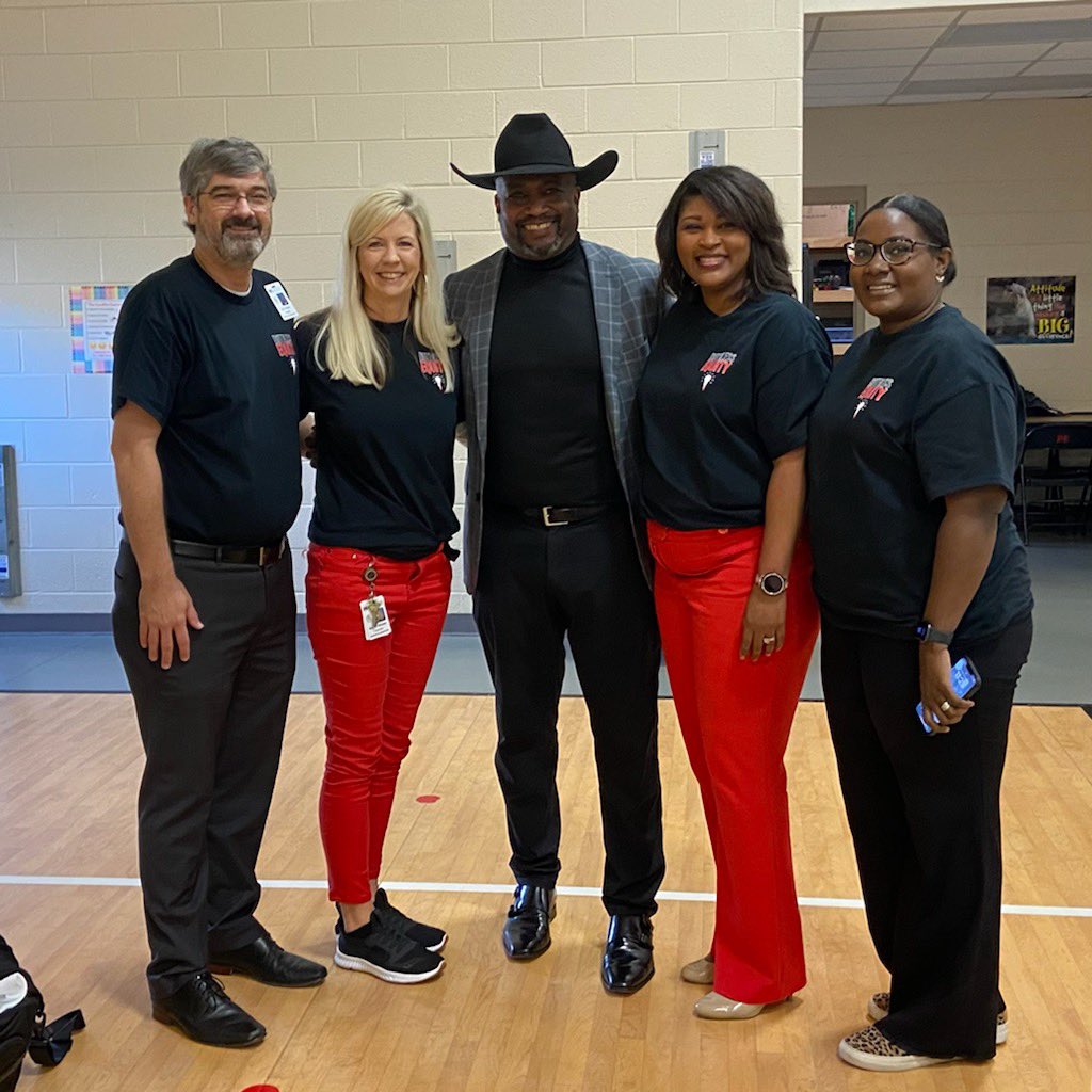 DPESBulldogs's tweet image. Got to finally meet @unfoldthesoul today. We’ve done collab before but today got to meet the man, the myth, the legend! So blessed to be doing the right work at DPES with the best staff around!#TeachTimmy #StartWithTheCrown #herewegrowhouston #itsgreattobeaperdueelementarybulldog