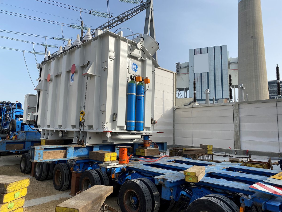 enedis_normand's tweet photo. Livraison d'un nouveau transformateur, aujourd'hui, au #PosteSource du Havre 📍
Il permettra de sécuriser l'alimentation en #électricité, du port du #Havre, en vue de l'électrification prochaine des quais ⚡️ https://t.co/YESmJScSE7